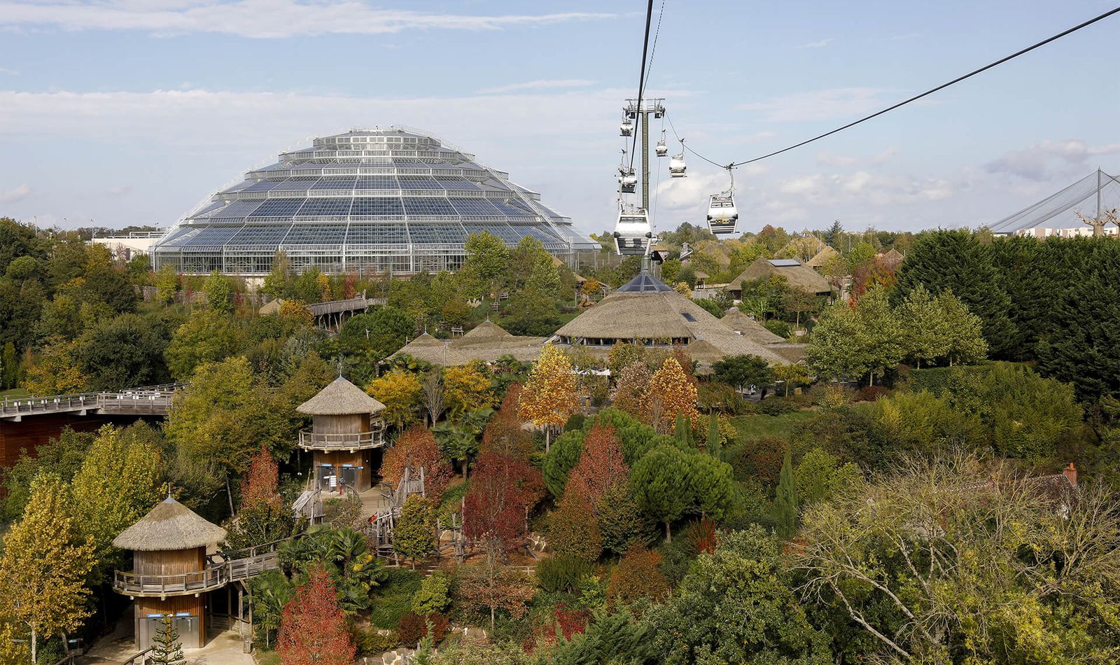 Vue aérienne du Dôme Équatorial et de la télécabine du ZooParc de Beauval