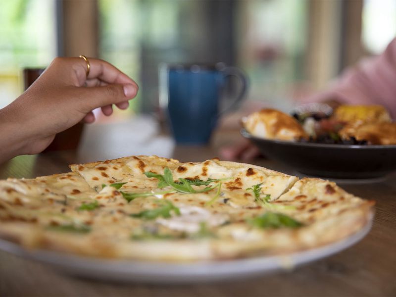 Pizza disponible dans le restaurant « Le Flamingo », situé dans la Grande Volière Sud-Américaine - Venir en famille - Saison hiver - ZooParc de Beauval Pizza disponible dans le restaurant « Le Flamingo », situé dans la Grande Volière Sud-Américaine - Venir en famille - Saison hiver - ZooParc de Beauval